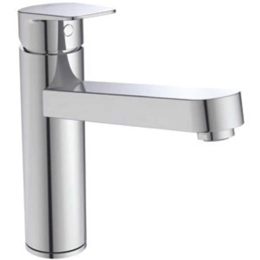 Küchenarmatur in Chrom mit horizontalem Rohrauslauf, hergestellt von Ideal Standard. Die Armatur hat einen modernen und funktionalen Look.